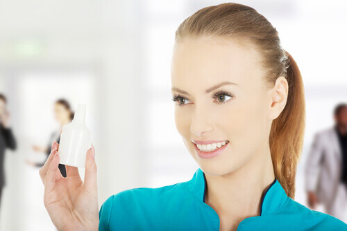 Kvinne holder en liten flaske