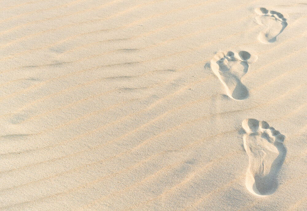 Fotspor i sand, de er ikke redd for å leve nye erfaringer