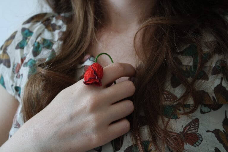 Kvinne holder rose