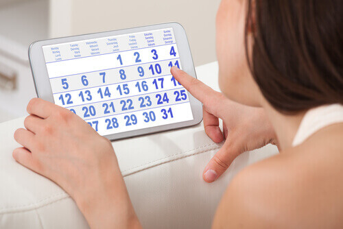 Kvinne ser på kalender