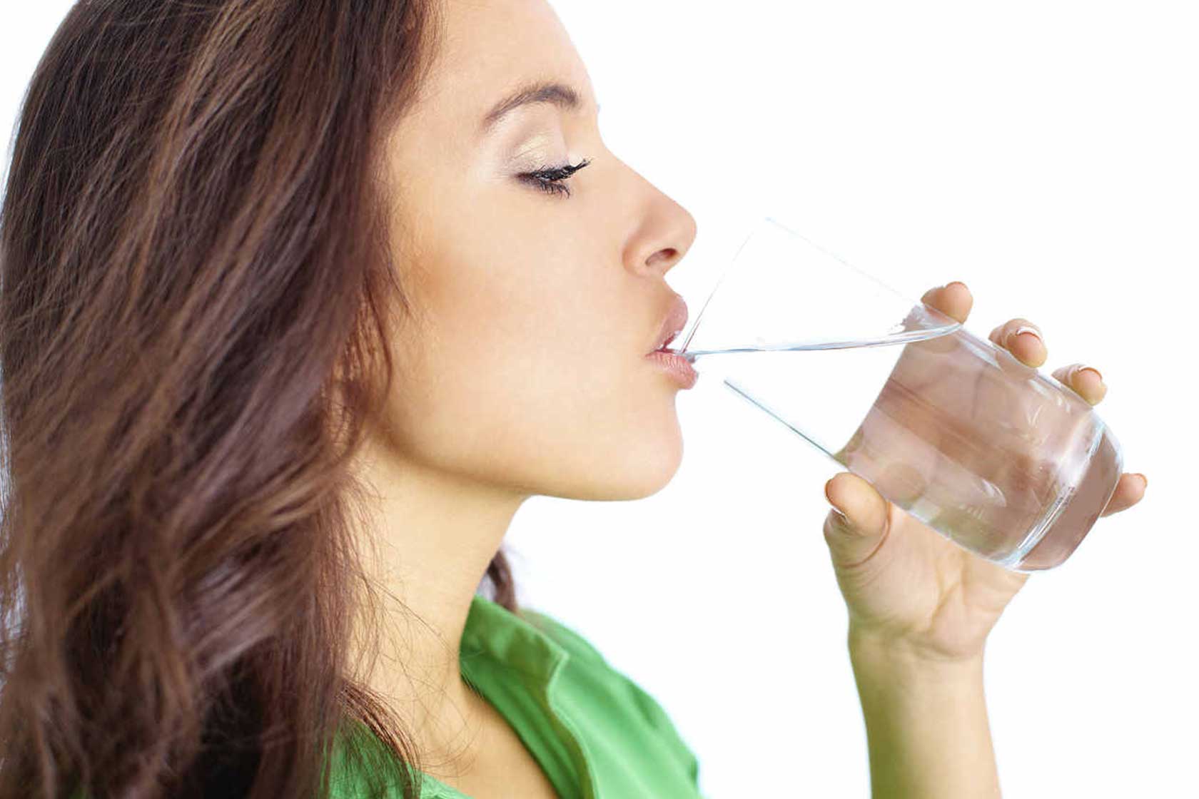 Kvinne drikker vann