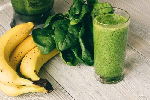 Proteinrik mat, som grønn smoothie og banan