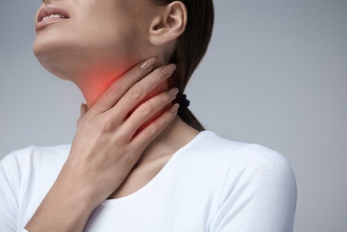 Kvinne med sår hals