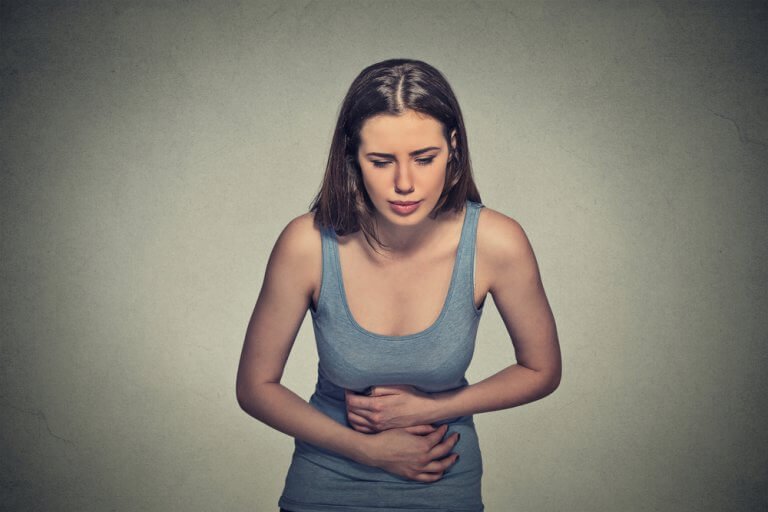 En kvinne som opplever magesmerter på grunn av endometriose