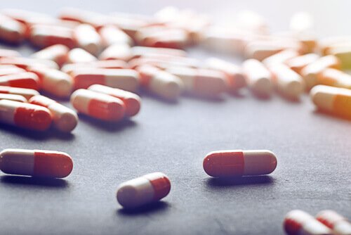 Piller spredt på en overflate