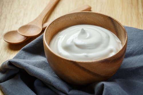 Naturlig hvit yoghurt for å bli kvitt det hvite belegget på tungen