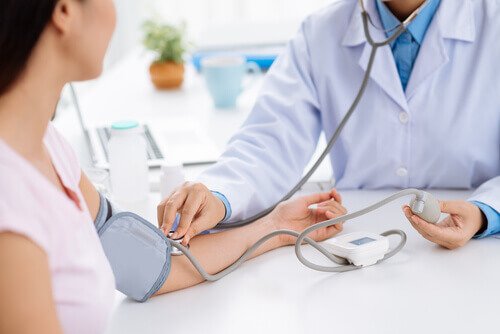 Kvinne hos lege med lavt blodtrykk