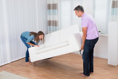 Par har kjøpt en sofa