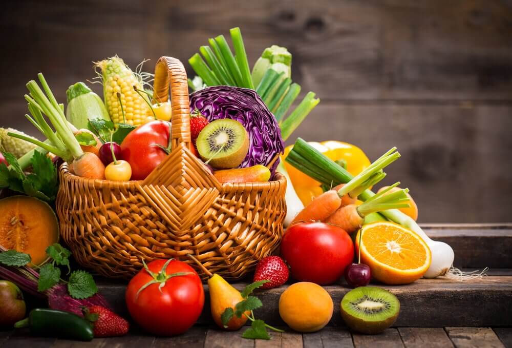 Frukt og grønnsaker i kurv