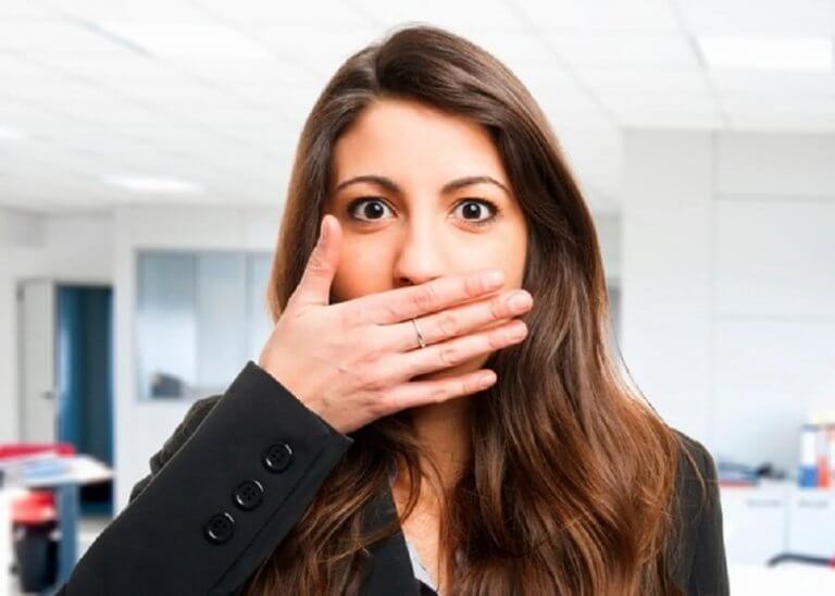 Kvinne med dårlig ånde