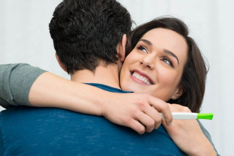 Gravid kvinne gir klem til mann