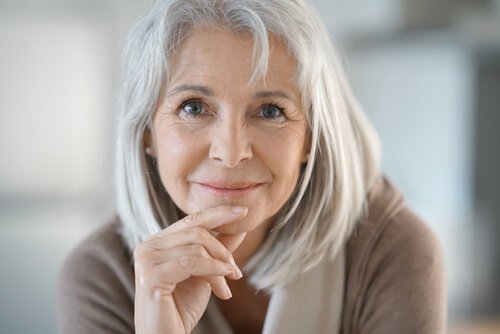 Kvinne med grått hår