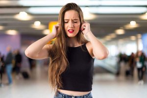 Hva betyr det å ha ringing i ørene?