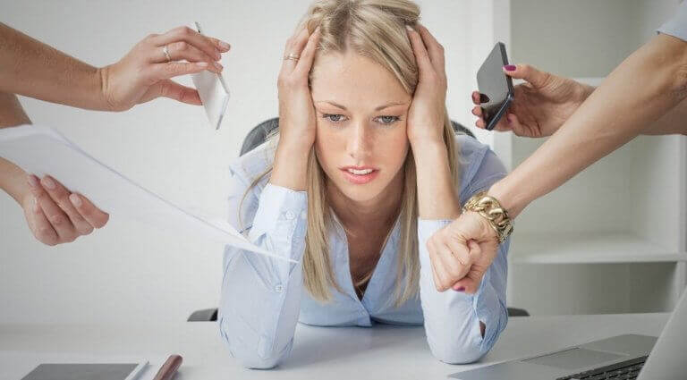 Kvinne føler stress
