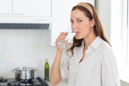 Kvinne drikker vann
