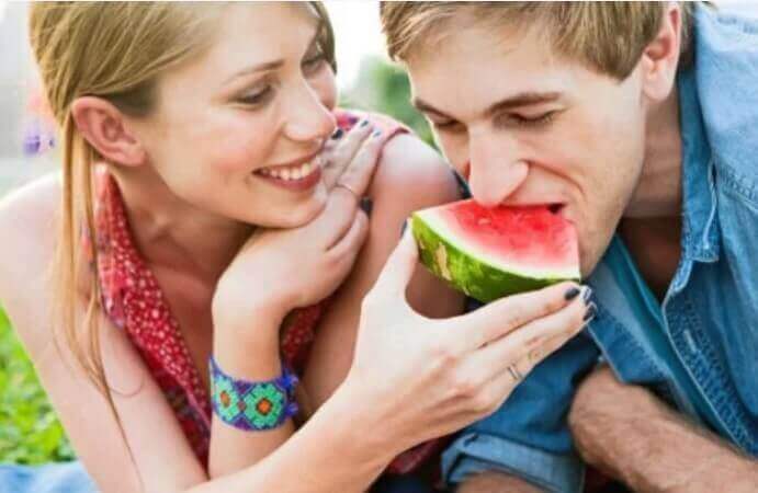 Par spiser vannmelon