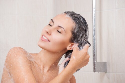 kvinne vasker håret