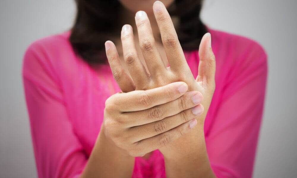 Kvinne med smerter i hendene
