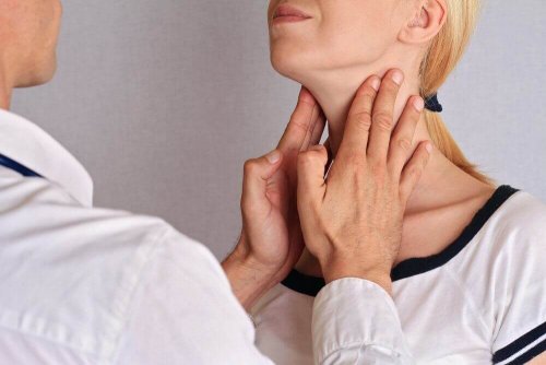 Kvinne sjekker skjoldkjertelen hos legen