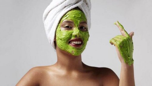 Grønn ansiktsmaske for å unngå solflekker. 