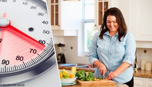 Kvinne lager sunn mat