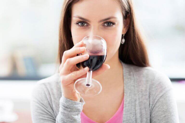Kvinne drikker rødvin