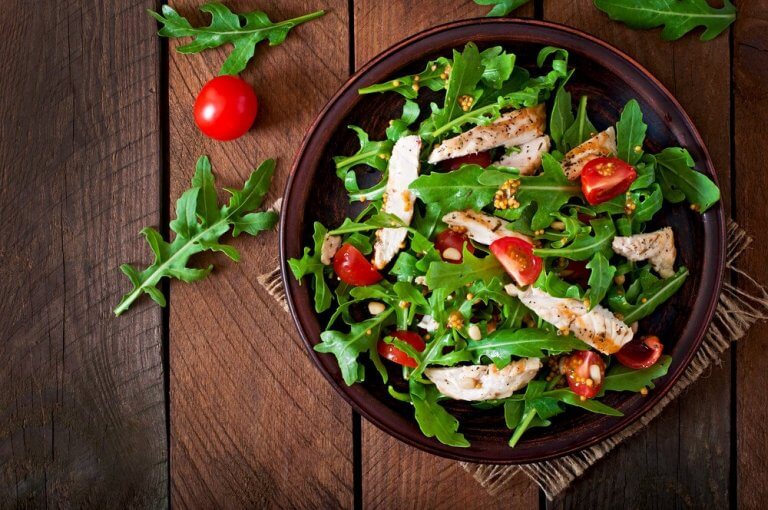 Salat med kylling og gurkemeie