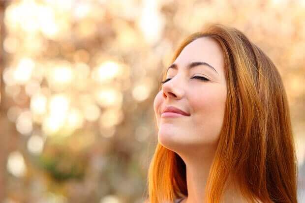 Kvinne nyter et fredfullt øyeblikk