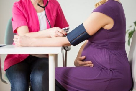 Gravid kvinne får blodtrykket sitt målt