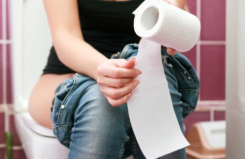 Kvinne på toalettet