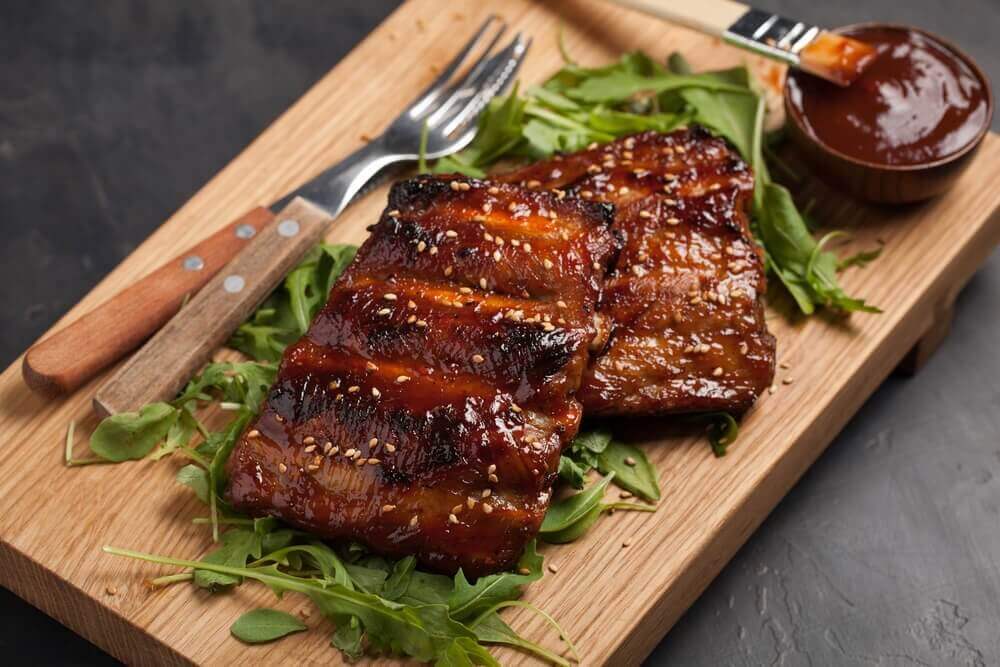 Karamellisert svineribbe med banan