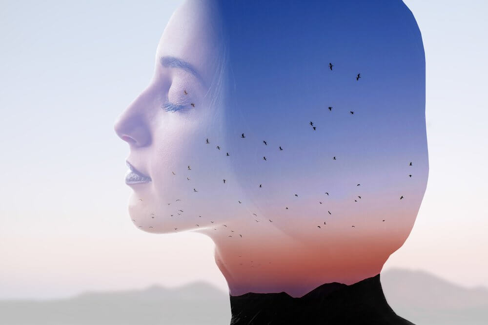 Kvinne som praktiserer mindfulness