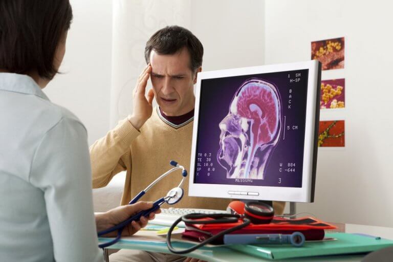 Mann med hodepine hos legen