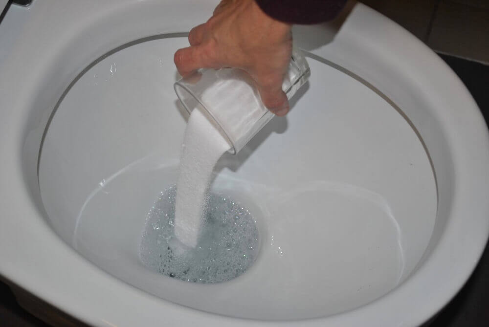 Natron og salt i toalettet