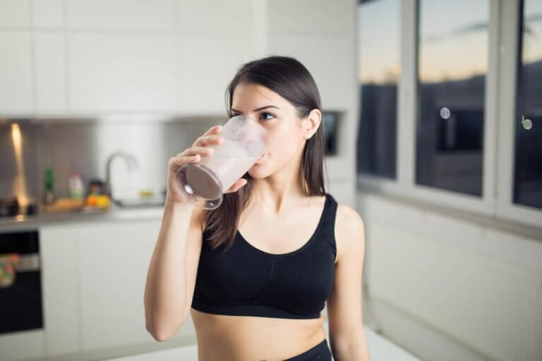 Kvinne drikker smoothie
