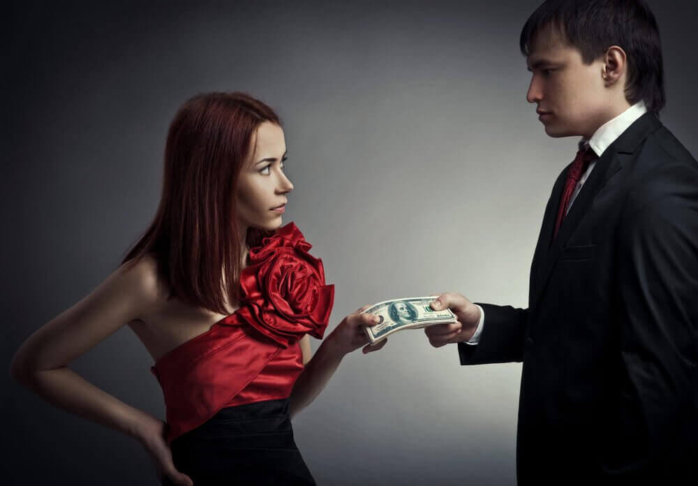 Mann og kvinne holder penger