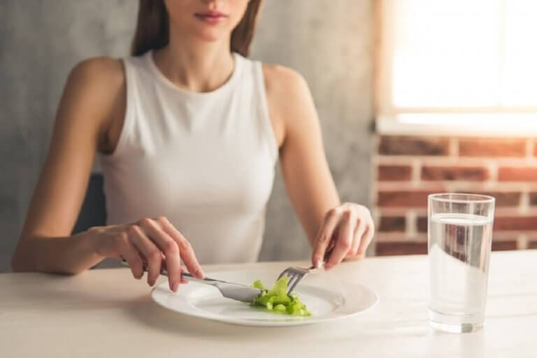 Kvinne spiser salat