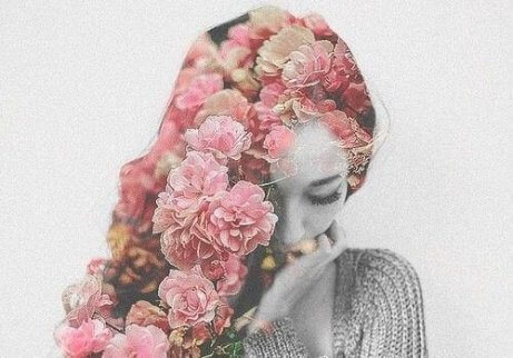 Kvinne med et hår av blomster
