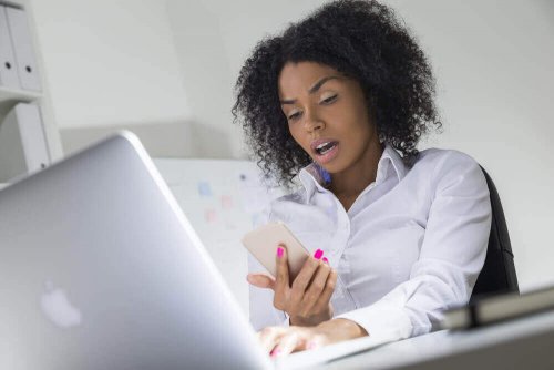 Kvinne ser på telefon