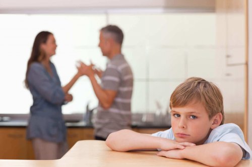 Foreldre krangler foran barn