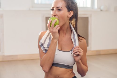 Kvinne spiser eple