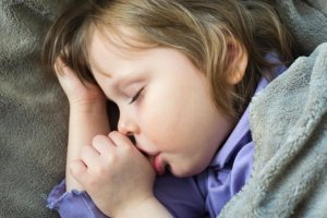 Fire tips for å få barn til å slutte å suge på tommelen