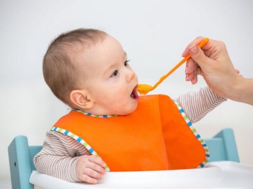 Fordelene med å mate babyer med fruktpuré