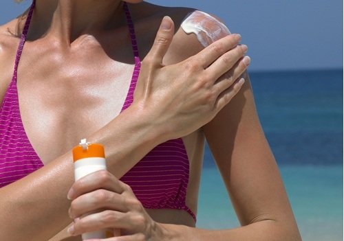 Kvinne unngår for tidlig aldring ved å bruke solkrem