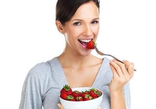 Kvinne spiser jordbær