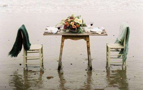 Bord og stoler ute i vannet