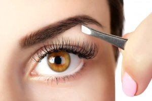 5 tips for å få fyldige øyenbryn med naturlige produkter