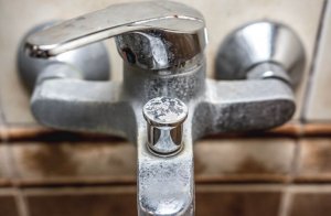 Tips for å fjerne mineralforekomster på badet