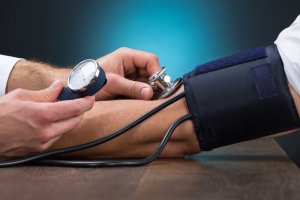 5 naturlige matvarer for å kontrollere høyt blodtrykk
