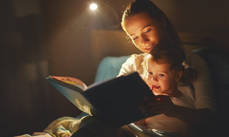 Mor og barn leser